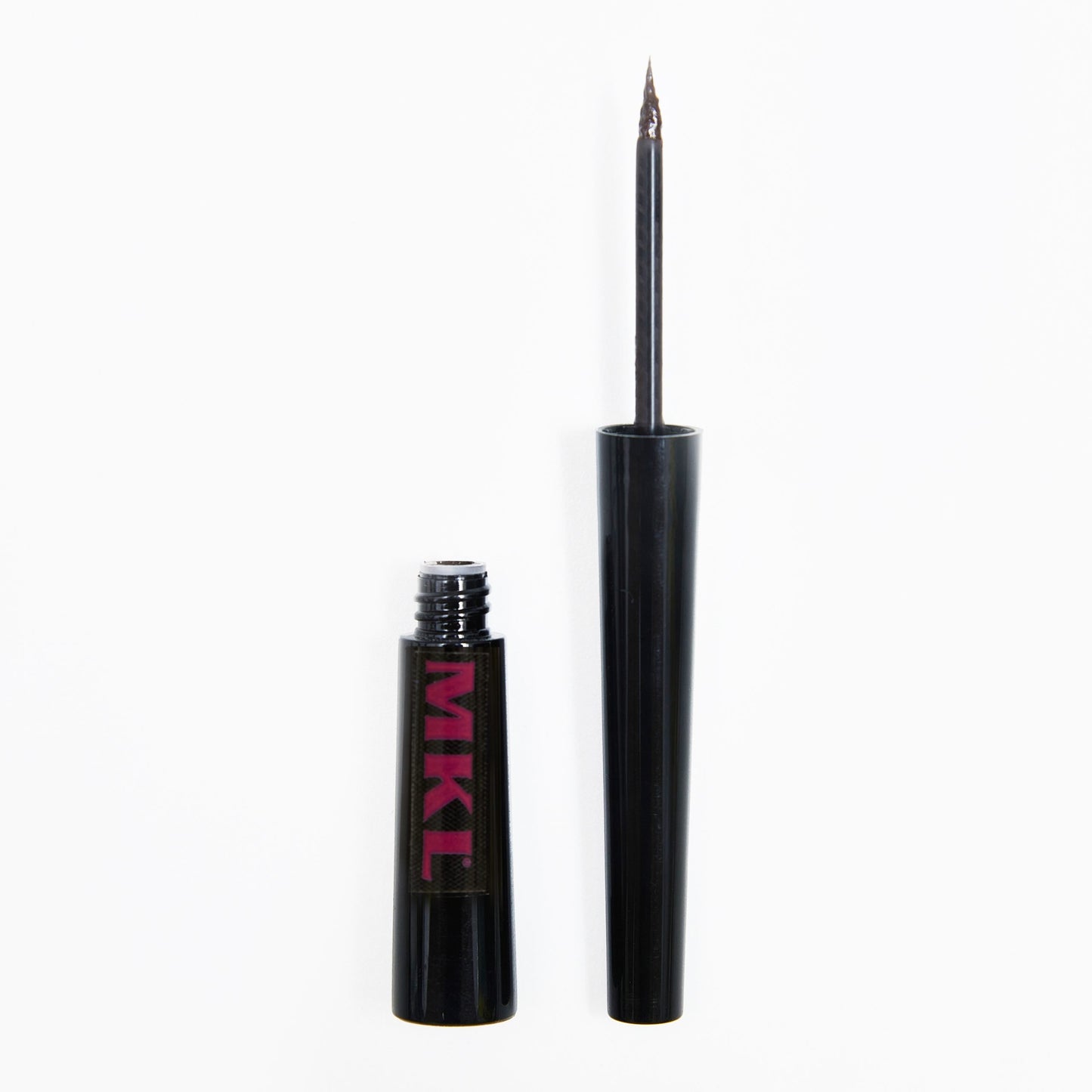 MKL Eyeliner liquido formulato con minuscoli pigmenti per una migliore definizione della linea. Facile da applicare con pennellino adatto ad ottenere linee sottili e precise. Le resine acriliche e gli agenti idratanti creano un film flessibile per una lunga durata e una migliore resistenza all' acqua