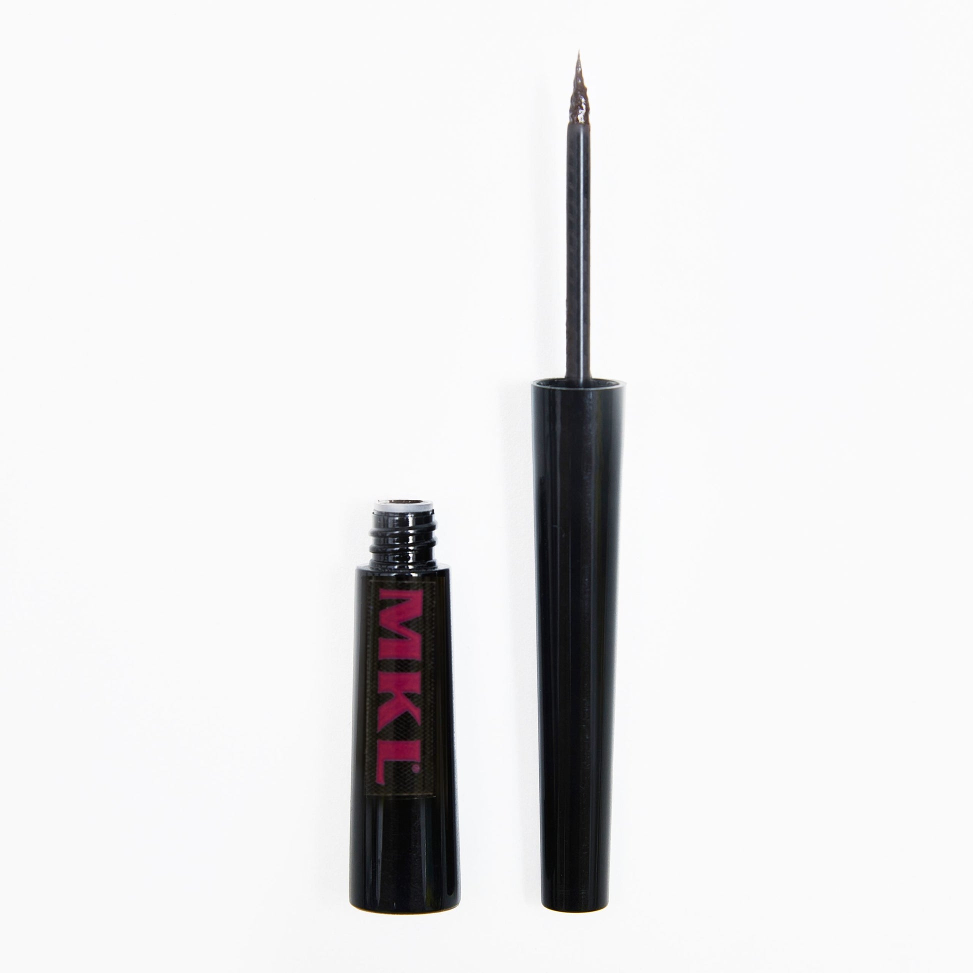 MKL Eyeliner liquido formulato con minuscoli pigmenti per una migliore definizione della linea. Facile da applicare con pennellino adatto ad ottenere linee sottili e precise. Le resine acriliche e gli agenti idratanti creano un film flessibile per una lunga durata e una migliore resistenza all' acqua