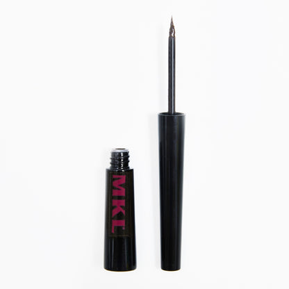 MKL Eyeliner liquido formulato con minuscoli pigmenti per una migliore definizione della linea. Facile da applicare con pennellino adatto ad ottenere linee sottili e precise. Le resine acriliche e gli agenti idratanti creano un film flessibile per una lunga durata e una migliore resistenza all' acqua