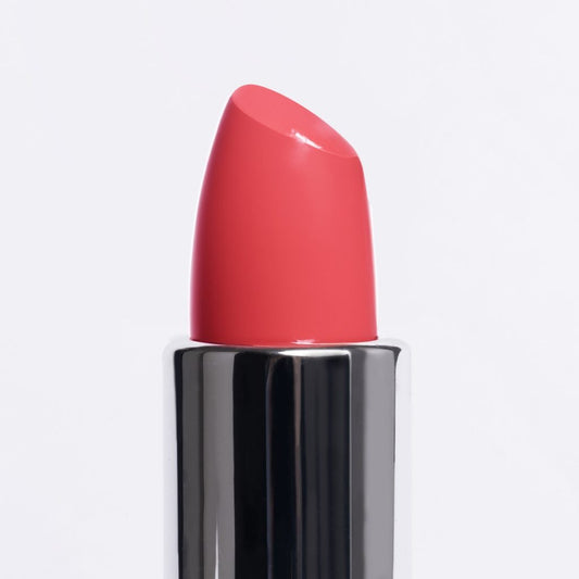 Rossetto idratante 3D color mora dall’effetto rimpolpante e rinfrescante, perfetto per le giornate estive. Vegano e anallergico.

Rossetto con estratto di bamboo, olio di oliva e un’alta percentuale di acido ialuronico.

Offre un effetto rimpolpante innovativo grazie alla formula “effetto ghiaccio”, perfetto per un tocco di freschezza nelle giornate più calde.

Completamente vegano e anallergico, perfetto per ogni tipo di pelle, anche le più sensibili: bellezza senza compromessi.