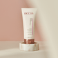 Una morbida crema detergente adatta anche per le pelli mature. Le microsfere di Cera di Jojoba sprigionano sulla pelle il loro potere nutriente.