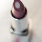 MKL  LIPSTICK ELIPXIR rossetto con all' interno un balsamo trattante. Applicazione facile e scorrevole, per labbra sane e ben idratate. La parte esterna è un rossetto cremoso e confortevole ricco di oli e materie prime che aiutano a mimetizzare le imperfezioni della pelle e le linee sottili.   La parte centrale invece è un mix di cere e siliconi elastomerici sapientemente miscelati con principi attivi che aiutano l' idratazione e l' elasticità della pelle rilasciando proprietà anti- età e anti- inquinamento
