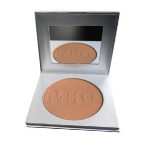 MKL Fondotinta compatto elastico, formulato con una base minerale. Dona al viso un effetto abbronzatura che dura tutto il giorno, perchè è addirittura resistente all' acqua.